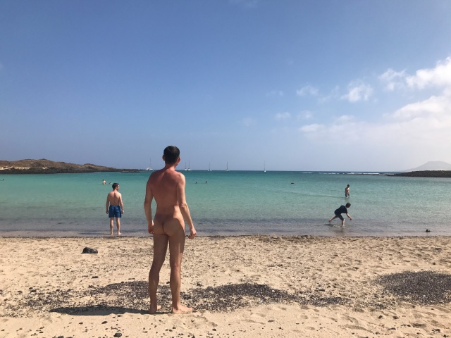 Nudo su una spiaggia clothing optional 